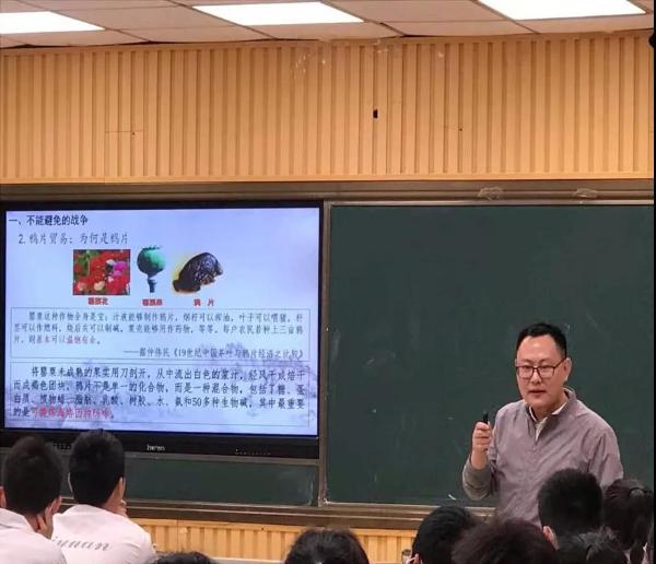 各校代表梅苑学校谢雪老师,淮纺中学赵岩岩老师,淮北一中杨茂坤老师