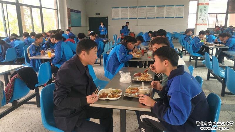 淮北市实验高级中学实行学生食堂集中用餐陪餐制度