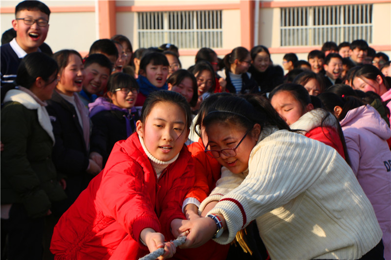 濉溪县城关中心学校八年级举行拔河比赛