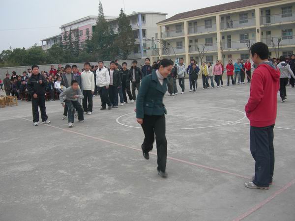 烈山区实验中学举办八年级拔河比赛_淮北市教育局