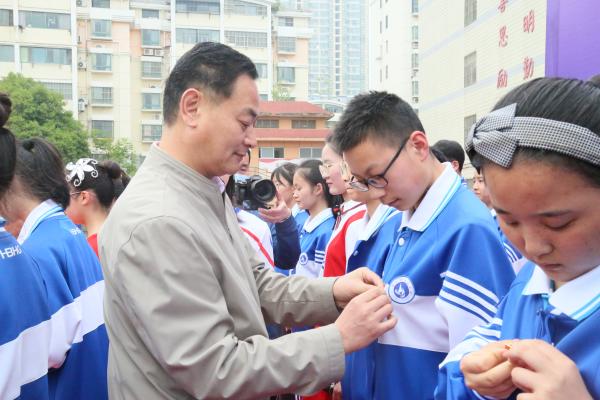 市海宫学校举行"十四岁青春礼暨入团宣誓仪式"_淮北市教育局