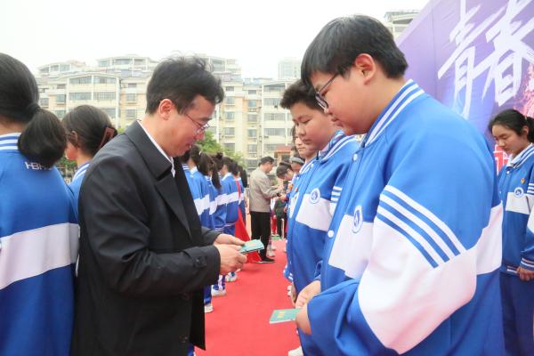 市海宫学校举行十四岁青春礼暨入团宣誓仪式