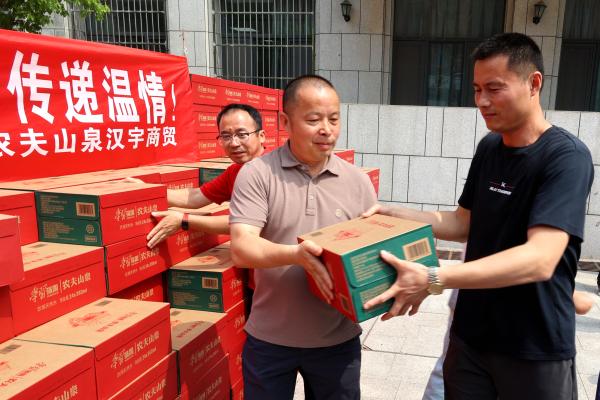 淮北汉宇商贸向市直教育系统送清凉