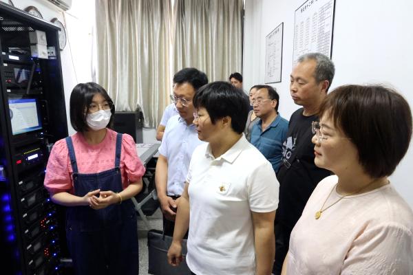 我市邀请两代表一委员检查高考听力考试准备情况