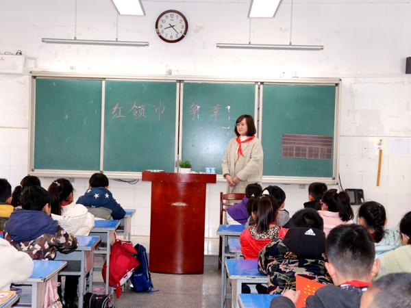 淮北市梅苑学校开启红领巾奖章争章活动仪式