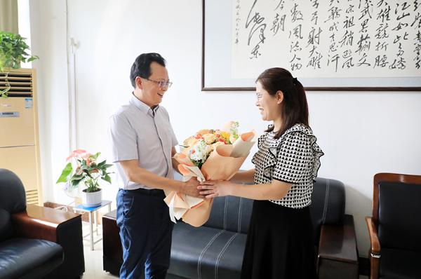 蒋曦开展教师节慰问活动
