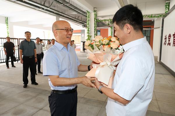 汪华东慰问教师并调研“十五五”教育发展规划编制工作