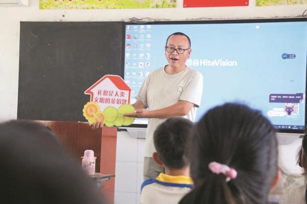 “我身边的好老师”系列报道：用爱与坚守点亮教育之光
