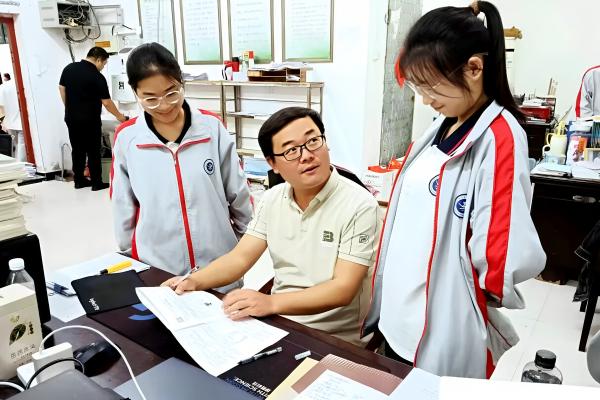 “我身边的好老师”系列报道：用平等与关爱搭建师生心灵之桥