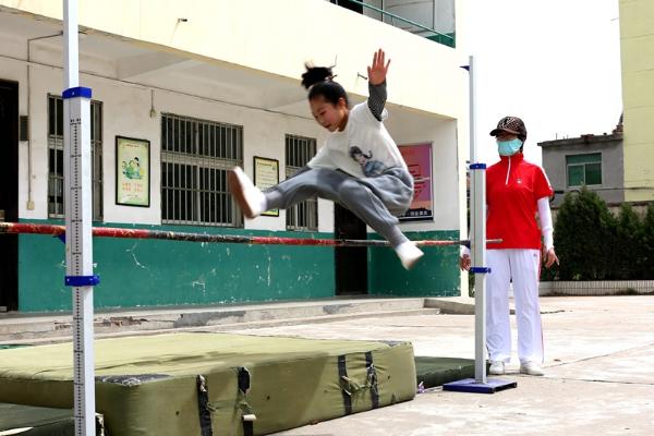 阳光运动展风采顽强拼搏赛英姿