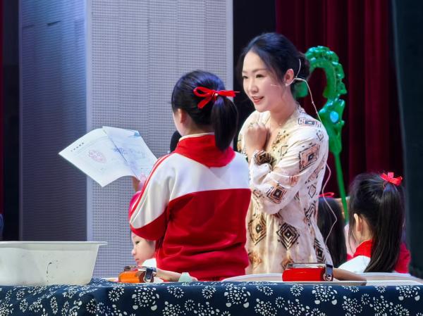 淮北市泉山路学校教师赵明月在全国美术展示课载誉归来