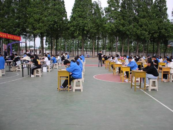 为保证比赛的公平,公正,淮北七中将邀请耕知书院的书法专业教师担任