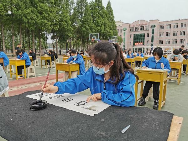 为保证比赛的公平,公正,淮北七中将邀请耕知书院的书法专业教师担任