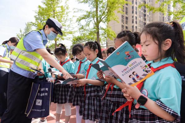 以法治润童心 以实践促成长