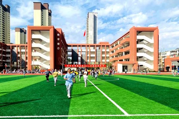 “我身边的好学校”：以劳树德 以体育人