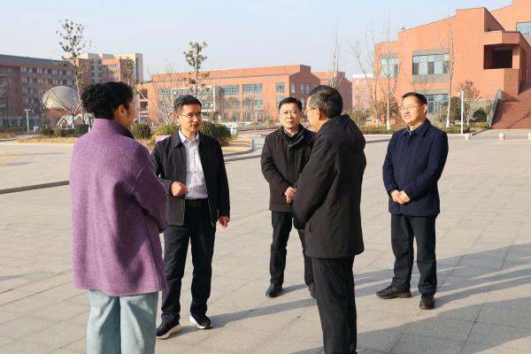 张卫国慰问教育高层次人才并召开师资队伍建设座谈会