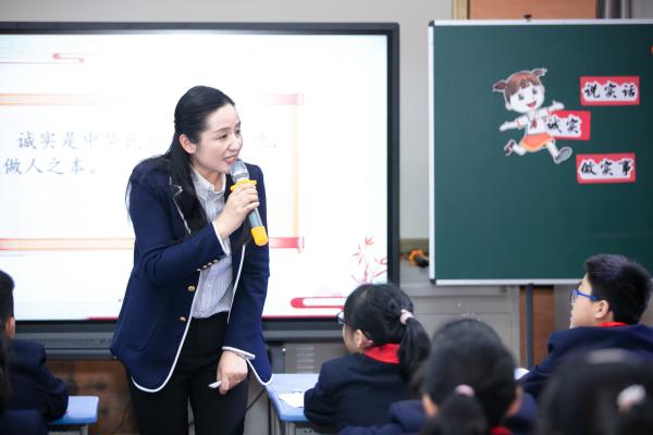 “树立和践行正确政绩观”：廿载深耕育桃李 敬业奉献守初心