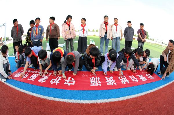 志愿者走进乡村学校开展“世界地球日” 科普活动