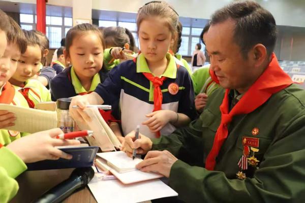 “子心向党”五年实践：一所小学如何把党建“化”进日常