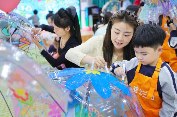 中国教育新闻网：安徽淮北：伞上绘爱意 亲子暖时光