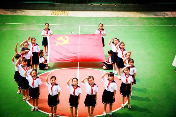淮北市翠峰小学童心向党迎百年党的光辉照我心之我和党旗合个影