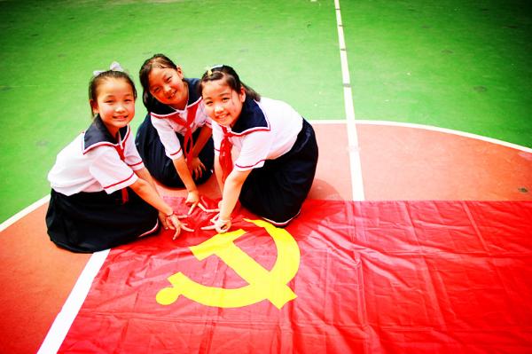 淮北市翠峰小学童心向党迎百年党的光辉照我心之我和党旗合个影