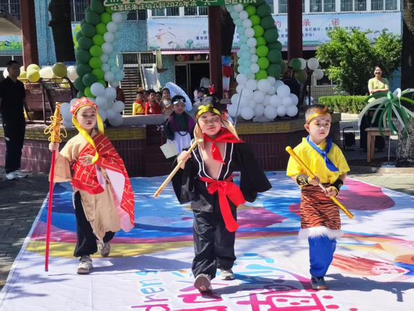 杜集区朱庄幼儿园：“盛装出席 秀我精彩”庆“六一”创意T台秀萌动全园