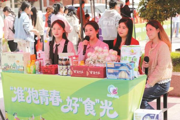 把主题党日办在展销一线