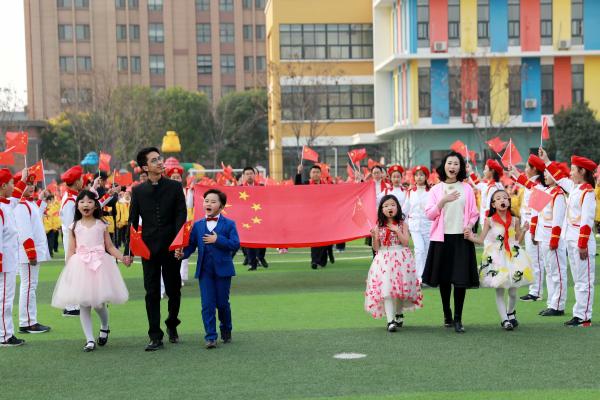 擎旗奋进百年路 党建赋能育新人