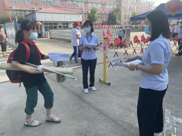 淮北龙兴学校为新生办实事