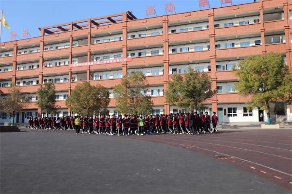 比赛活动中学生们动作规范,表现出强烈的团队意识,集体主义精神和遵规