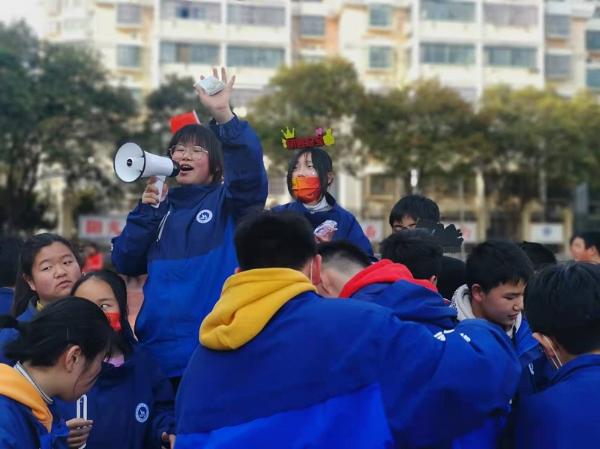 海宫学校举行义卖学雷锋爱心暖人心义卖活动